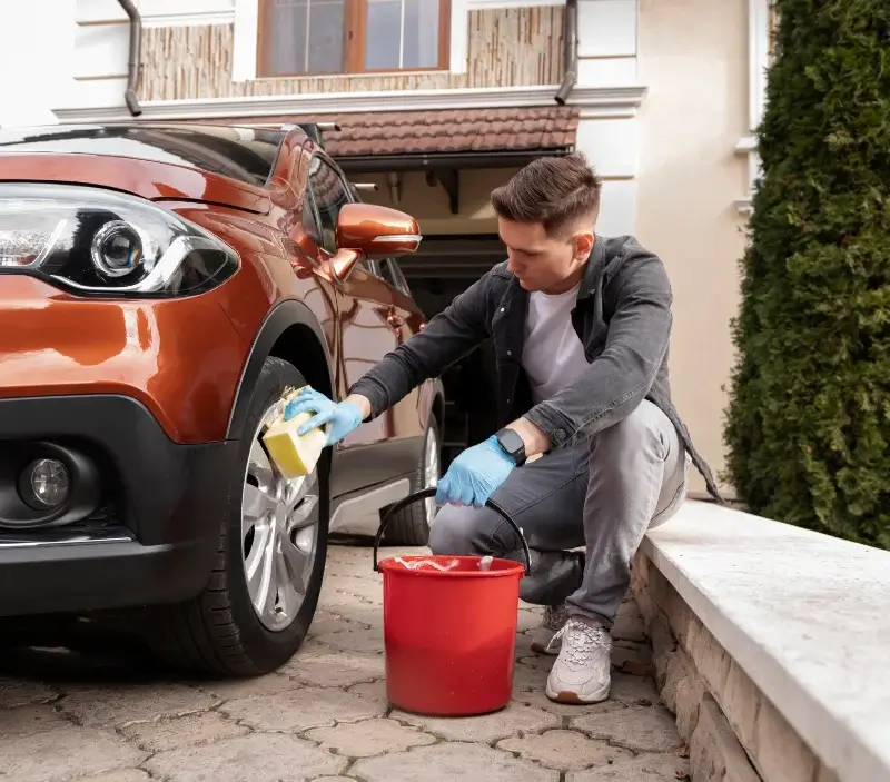 Lavage auto à domicile Soncourt-sur-Marne : professionnel intervenant sur un véhicule